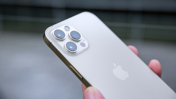 Apple iPhone 12 Pro Max im Test: Kamera, Display, Akku, Größenvergleich, Preis Apple iPhone 12 Pro Max im Test: Kamera, Display, Akku, Größenvergleich, Preis