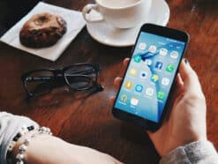 Smartphone, Tablet, TV: So drastisch wirkt sich Multitasking auf dein Hirn aus Smartphone, Tablet, TV: So drastisch wirkt sich Multitasking auf dein Hirn aus