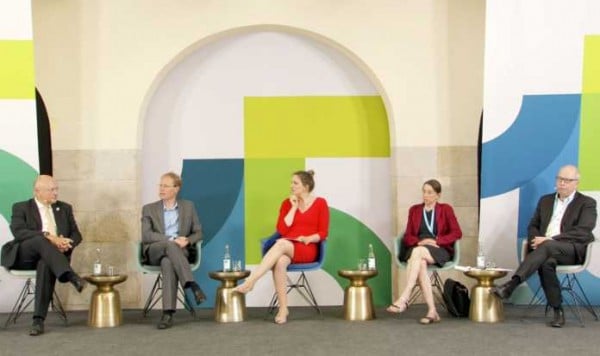 
    Bundestagwahl: BSI hat "rotes Telefon" für hybride Bedrohungen eingerichtet
  